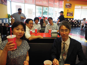 発表前にダイナーで昼食です。